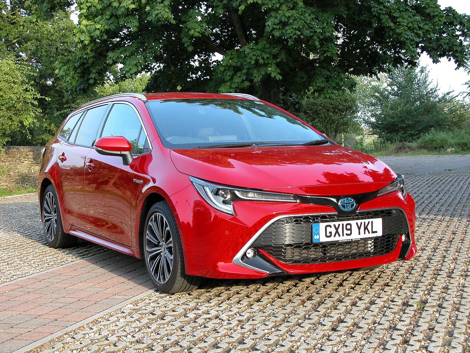 https://www.wheels-alive.co.uk/wp-content/uploads/2019/07/Toyota-Corolla-Touring-Sports-Hybrid-front-side-static-view.jpg